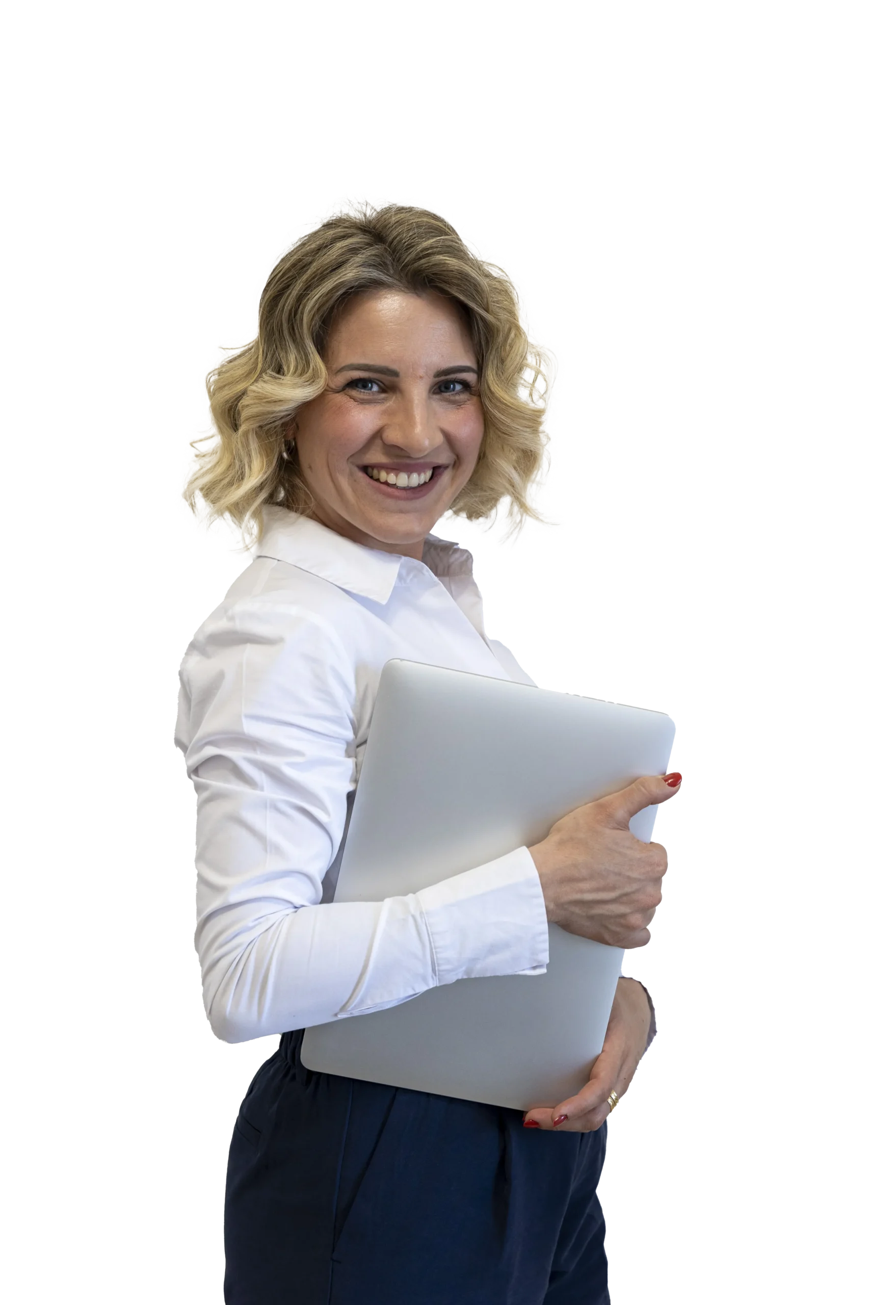 Alessandra Nuzzo, career coach, in camicia bianca sorride tenendo un laptop